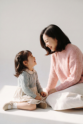JPG 편집이미지 여자 딸 행복 어린이 가족 모녀 엄마 대화 사랑 웃음 즐거움 의료성형뷰티 편집실사 AI인물포토 AI콘텐츠 감정 관계 표정 말하기 사람 CG 파일형식 AI포토 모션
