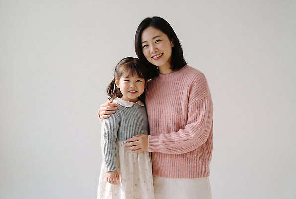 JPG 편집이미지 드레스 여자 딸 행복 어린이 포즈 가족 포옹 모녀 엄마 사랑 미소 웃음 스웨터 의료성형뷰티 편집실사 AI인물포토 AI콘텐츠 옷 감정 상의 관계 안기 표정 사람 CG 파일형식 AI포토 모션