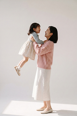 JPG 편집이미지 여자 딸 행복 어린이 가족 안기 모녀 엄마 사랑 웃음 기쁨 놀기 의료성형뷰티 편집실사 AI인물포토 AI콘텐츠 감정 관계 모션 표정 사람 CG 파일형식 AI포토
