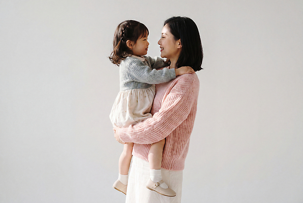 JPG 편집이미지 여자 딸 행복 어린이 가족 안기 모녀 엄마 사랑 웃음 의료성형뷰티 편집실사 AI인물포토 AI콘텐츠 감정 관계 모션 표정 사람 CG 파일형식 AI포토