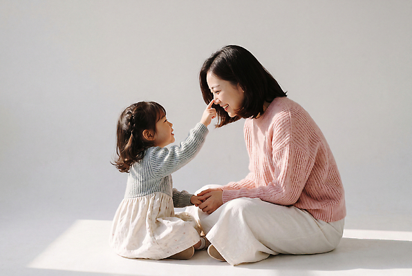 JPG 편집이미지 여자 딸 행복 어린이 장난 가족 놀이 모녀 엄마 사랑 웃음 놀기 의료성형뷰티 편집실사 AI인물포토 AI콘텐츠 감정 관계 모션 표정 사람 CG 파일형식 AI포토