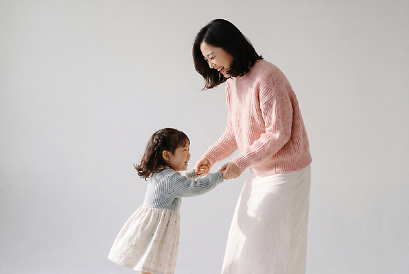 JPG 편집이미지 손 여자 딸 행복 어린이 가족 놀이 모녀 엄마 사랑 웃음 즐거움 의료성형뷰티 편집실사 AI인물포토 AI콘텐츠 감정 관계 표정 사람 신체부위 CG 파일형식 AI포토