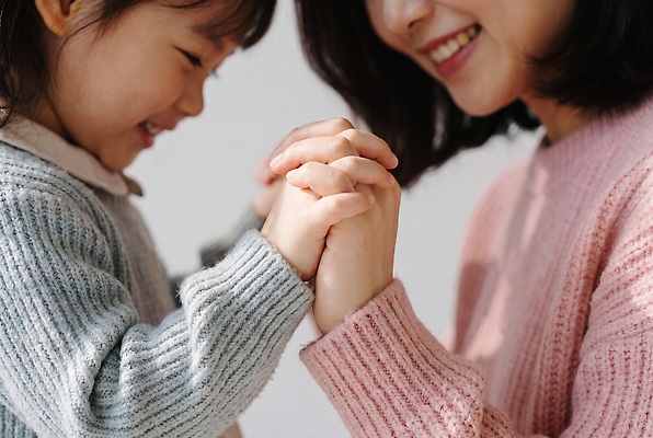 JPG 편집이미지 손 여자 딸 어린이 가족 모녀 엄마 사랑 웃음 손잡기 기쁨 방 의료성형뷰티 편집실사 AI인물포토 AI콘텐츠 감정 관계 모션 표정 사람 신체부위 CG 파일형식 AI포토