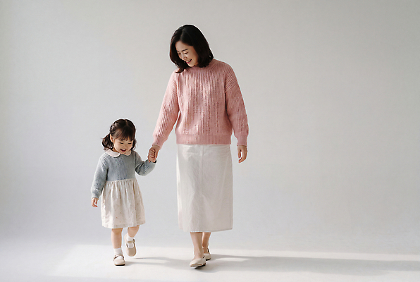 JPG 편집이미지 옷 여자 딸 어린이 가족 모녀 엄마 걷기 손잡기 의료성형뷰티 편집실사 AI인물포토 AI콘텐츠 관계 모션 사람 CG 파일형식 AI포토