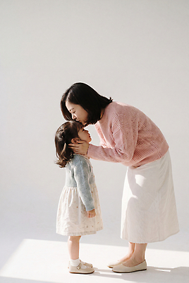 JPG 편집이미지 여자 딸 행복 감정 어린이 가족 놀이 모녀 엄마 키스 함께함 사랑 미소 의료성형뷰티 편집실사 AI인물포토 AI콘텐츠 컨셉 관계 표정 사람 CG 애정표현 파일형식 AI포토 표현