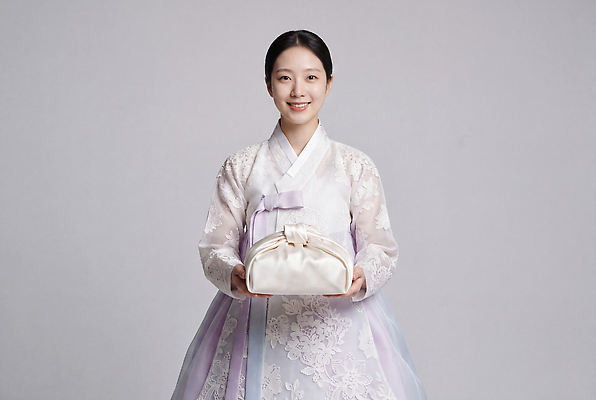 JPG 편집이미지 전통 손 옷 여자 문화 한국 선물 미소 축하 한복 의료성형뷰티 편집실사 AI인물포토 AI콘텐츠 한국전통 아시아 컨셉 표정 사람 신체부위 전통의상 CG 파일형식 AI포토 나라