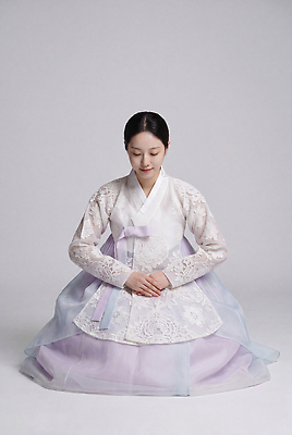 JPG 편집이미지 전통 손 옷 여자 문화 한국 앉기 인사 한복 의료성형뷰티 편집실사 AI인물포토 AI콘텐츠 한국전통 아시아 모션 사람 신체부위 예절 전통의상 CG 파일형식 AI포토 나라