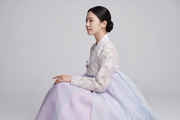 JPG 편집이미지 손 옷 여자 문화 한국 앉기 전통의상 한복 무릎 의료성형뷰티 편집실사 AI인물포토 AI콘텐츠 한국전통 전통 아시아 모션 사람 신체부위 CG 파일형식 AI포토 나라