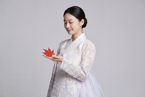 JPG 편집이미지 전통 손 옷 여자 문화 단풍 나뭇잎 한국 미소 가을 한복 의료성형뷰티 편집실사 AI인물포토 AI콘텐츠 한국전통 계절 아시아 잎 표정 사람 신체부위 전통의상 CG 파일형식 AI포토 식물 나라