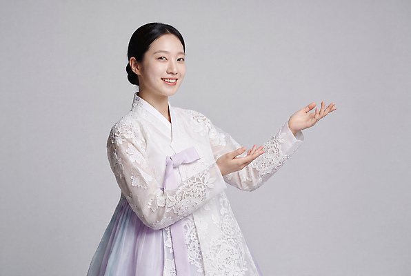 JPG 편집이미지 전통 옷 여자 문화 한국 미소 웃음 손짓 전통의상 한복 의료성형뷰티 편집실사 AI인물포토 AI콘텐츠 한국전통 아시아 모션 표정 사람 CG 파일형식 AI포토 나라