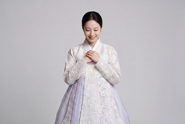 JPG 편집이미지 전통 손 옷 여자 문화 백그라운드 한국 미소 이벤트 기쁨 예절 전통의상 한복 의료성형뷰티 편집실사 AI인물포토 AI콘텐츠 한국전통 감정 아시아 표정 사람 신체부위 CG 파일형식 AI포토 나라