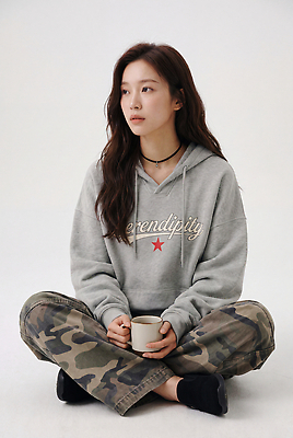 JPG 모델 편집이미지 옷 여자 패션 커피 포즈 바지 앉기 컵 후드티 의료성형뷰티 스타일 스트리트패션 편집실사 AI인물포토 AI콘텐츠 식기 음료 티셔츠 모션 하의 사람 CG 파일형식 AI포토 셔츠 상의