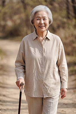 JPG 나무 편집이미지 여자 노년 행복 길 할머니 자연 지팡이 건강 웃음 일상 걷기 산책 풀 외출 의료성형뷰티 편집실사 AI인물포토 AI콘텐츠 식물 감정 모션 휴식 표정 사람 성인 라이프 CG 생태계 파일형식 AI포토 컨셉 생활
