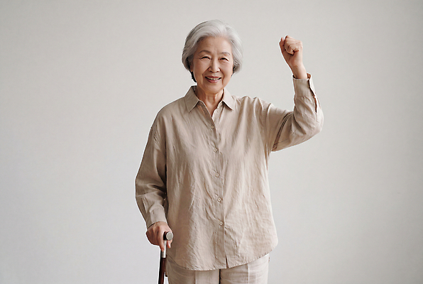 JPG 편집이미지 손 옷 여자 노년 행복 할머니 여유 포즈 지팡이 웃음 손짓 기쁨 의료성형뷰티 편집실사 AI인물포토 AI콘텐츠 감정 모션 표정 사람 성인 신체부위 CG 파일형식 AI포토