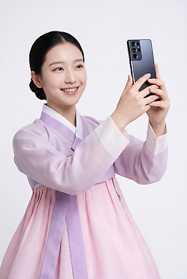JPG 편집이미지 전통 옷 여자 한국 기술 웃음 스마트폰 청춘 과학기술 한복 셀프카메라 퓨전 의료성형뷰티 편집실사 AI인물포토 AI콘텐츠 한국전통 아시아 컨셉 표정 사람 핸드폰 스마트기기 사진촬영 전통의상 CG 파일형식 AI포토 나라 전자제품 촬영