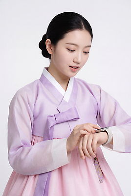 JPG 편집이미지 전통 옷 여자 패션 시계 한국 과학기술 한복 확인 퓨전 스마트워치 의료성형뷰티 편집실사 AI인물포토 AI콘텐츠 한국전통 아시아 기술 사람 스마트기기 전통의상 CG 웨어러블 파일형식 AI포토 나라 전자제품