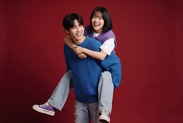 JPG 편집이미지 커플 옷 여자 패션 남자 포즈 표정 웃음 사람 즐거움 업어주기 의료성형뷰티 편집실사 AI인물포토 AI콘텐츠 감정 관계 CG 파일형식 AI포토