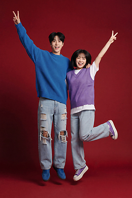 JPG 편집이미지 커플 옷 여자 남자 포즈 웃음 두명 친구 유행 사진촬영 브이 의료성형뷰티 편집실사 AI인물포토 AI콘텐츠 관계 표정 사람 손짓 촬영 CG 파일형식 AI포토 모션