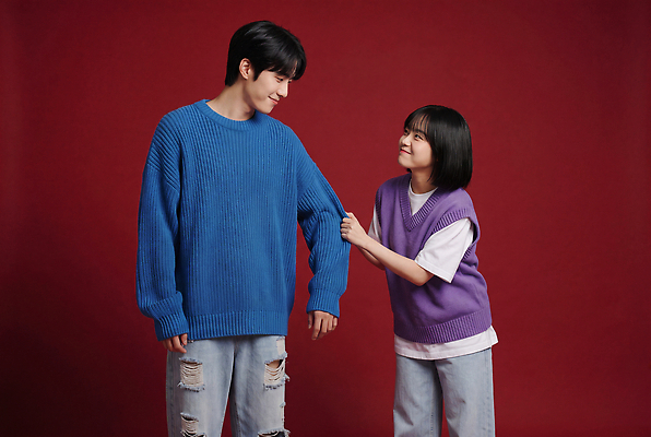 JPG 편집이미지 커플 옷 여자 패션 남자 포즈 상의 표정 스웨터 즐거움 소통 의료성형뷰티 편집실사 AI인물포토 AI콘텐츠 감정 컨셉 관계 사람 CG 파일형식 AI포토