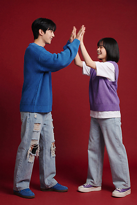 JPG 편집이미지 커플 여자 패션 남자 웃음 친구 모임 즐거움 소통 의료성형뷰티 상호작용 편집실사 AI인물포토 AI콘텐츠 감정 컨셉 관계 표정 사람 CG 파일형식 AI포토