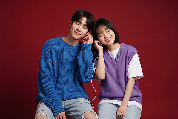 JPG 편집이미지 커플 여자 패션 남자 음악 이어폰 웃음 두명 즐거움 의료성형뷰티 편집실사 AI인물포토 AI콘텐츠 감정 음향기기 관계 문화예술 표정 사람 CG 파일형식 AI포토 전자제품