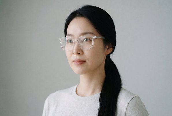 JPG 편집이미지 여자 안경 표정 머리카락 눈 집중 피부 피부관리 스킨케어 의료성형뷰티 스타일 편집실사 AI인물포토 AI콘텐츠 잡화 컨셉 사람 신체부위 뷰티 머리 CG 파일형식 AI포토