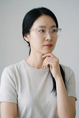 JPG 편집이미지 여자 안경 얼굴 포즈 티셔츠 생각 실내 회색 집중 피부관리 사색 스킨케어 의료성형뷰티 스타일 편집실사 AI인물포토 AI콘텐츠 잡화 컬러 컨셉 셔츠 사람 내부 신체부위 뷰티 CG 파일형식 AI포토 상의 옷