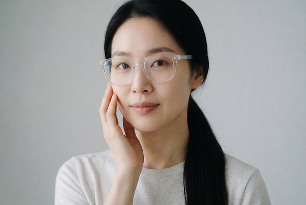 JPG 편집이미지 응시 여자 안경 얼굴 포즈 장신구 앞모습 피부 피부관리 스킨케어 의료성형뷰티 스타일 편집실사 AI인물포토 AI콘텐츠 시선 잡화 뷰포인트 사람 신체부위 뷰티 CG 파일형식 AI포토