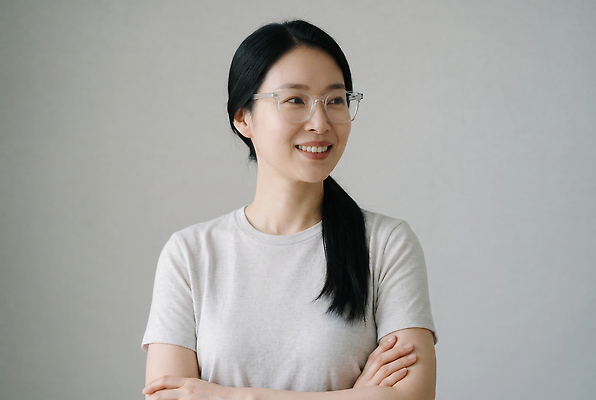 JPG 편집이미지 헤어스타일 여자 안경 포즈 실내 표정 미소 팔짱 피부관리 스킨케어 밝은색 의료성형뷰티 편집실사 AI인물포토 AI콘텐츠 잡화 모션 사람 내부 뷰티 CG 파일형식 AI포토