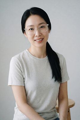 JPG 편집이미지 옷 여자 안경 얼굴 포즈 티셔츠 한국 미소 사람 앉기 방 피부관리 스킨케어 의료성형뷰티 편집실사 AI인물포토 AI콘텐츠 잡화 아시아 셔츠 모션 표정 신체부위 뷰티 CG 파일형식 AI포토 나라 상의