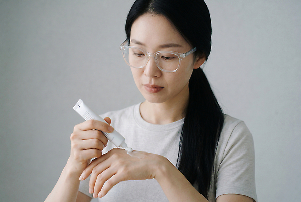 JPG 편집이미지 여자 안경 얼굴 건강 관리 화장 뷰티 화장품 세수 상품 피부 피부관리 바르기 스킨케어 의료성형뷰티 편집실사 AI인물포토 AI콘텐츠 잡화 모션 사람 신체부위 청결 CG 파일형식 AI포토 위생