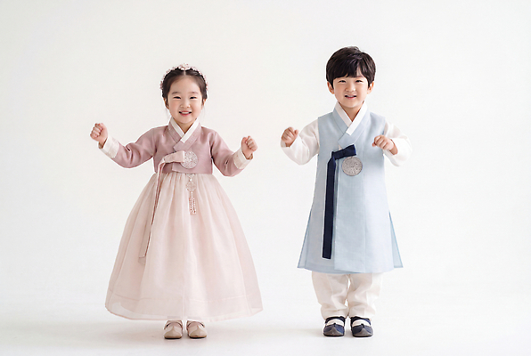 JPG 편집이미지 전통 옷 문화 한국 웃음 소녀 소년 흰색 한복 즐거움 의료성형뷰티 편집실사 AI인물포토 AI콘텐츠 한국전통 여자 남자 감정 아시아 어린이 컬러 표정 전통의상 CG 파일형식 AI포토 나라 사람