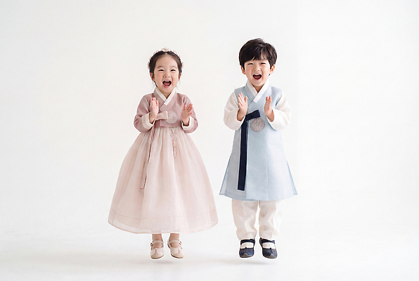 JPG 편집이미지 전통 패션 문화 어린이 가족 놀이 조명 웃음 소녀 소년 기쁨 한복 사진관 의료성형뷰티 스타일 편집실사 AI인물포토 AI콘텐츠 한국전통 여자 남자 감정 관계 표정 사람 전통의상 CG 파일형식 AI포토 한국 아시아 나라