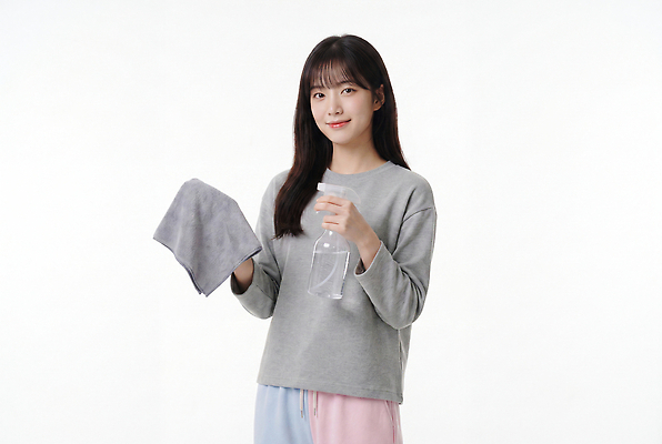 JPG 편집이미지 여자 패션 미소 일상 촬영 편안함 청소 분무기 걸레 의료성형뷰티 스타일 편집실사 AI인물포토 AI콘텐츠 표정 사람 라이프 감각 청소도구 CG 파일형식 AI포토 생활 도구