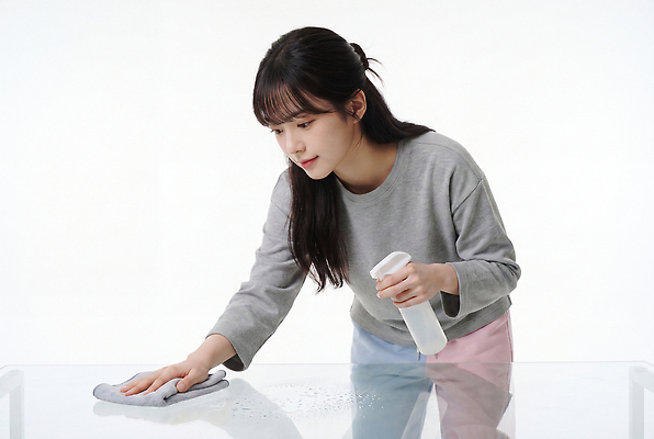 JPG 편집이미지 옷 여자 방 도구 작업 청소 분무기 걸레 닦기 의료성형뷰티 편집실사 AI인물포토 AI콘텐츠 모션 사람 청소도구 CG 파일형식 AI포토