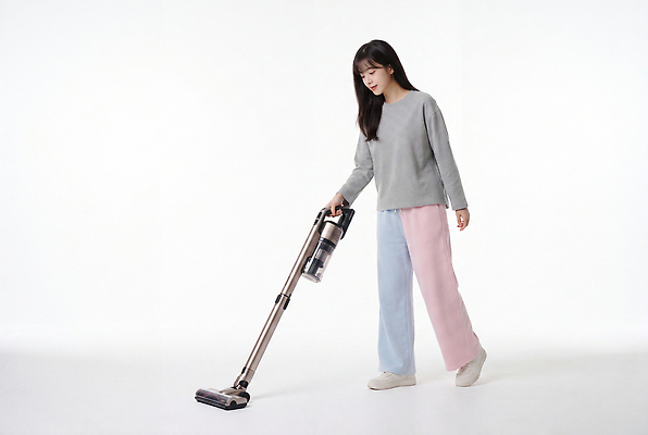 JPG 편집이미지 여자 가사 바닥 표정 일상 생활 방 청소 집중 청소기 의료성형뷰티 편집실사 AI인물포토 AI콘텐츠 컨셉 사람 라이프 전자제품 청소도구 CG 파일형식 AI포토 도구