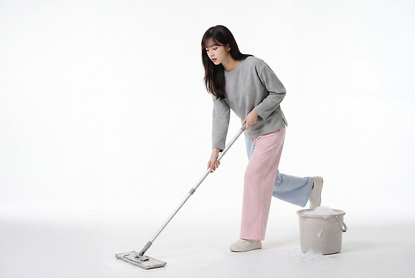 JPG 편집이미지 여자 가사 바닥 실내 생활 작업 청소도구 청소 스웨터 일과 대걸레 의료성형뷰티 편집실사 AI인물포토 AI콘텐츠 상의 사람 내부 도구 CG 파일형식 AI포토 옷