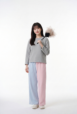 JPG 편집이미지 여자 패션 포즈 상의 바지 웃음 사람 먼지떨이 청소 오브젝트 의료성형뷰티 스타일 편집실사 AI인물포토 AI콘텐츠 옷 하의 표정 청소도구 CG 파일형식 AI포토 도구