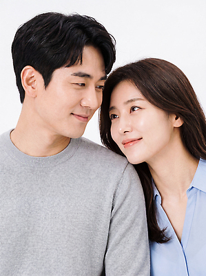 JPG 편집이미지 부부 응시 여자 남자 행복 사랑 미소 일상 의료성형뷰티 편집실사 AI인물포토 AI콘텐츠 커플 시선 감정 표정 사람 라이프 CG 파일형식 AI포토 관계 생활