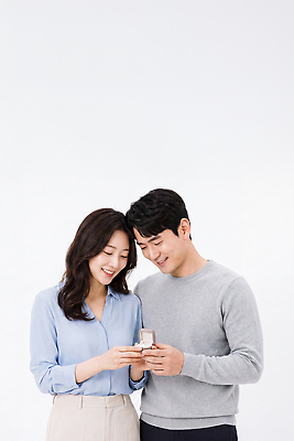 JPG 편집이미지 부부 커플 여자 남자 행복 결혼 함께함 사랑 미소 기쁨 반지 즐거움 확인 소통 의료성형뷰티 편집실사 AI인물포토 AI콘텐츠 감정 컨셉 장신구 관계 표정 사람 이벤트 CG 파일형식 AI포토