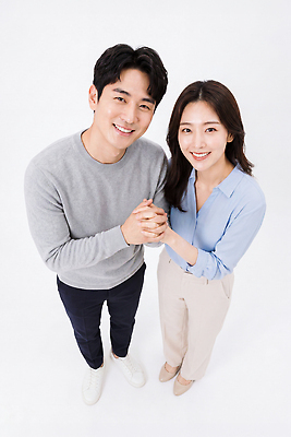 JPG 편집이미지 부부 커플 응시 옷 여자 남자 행복 셔츠 사랑 웃음 손잡기 스웨터 의료성형뷰티 편집실사 AI인물포토 AI콘텐츠 시선 감정 상의 관계 모션 표정 사람 CG 파일형식 AI포토