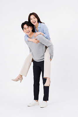 JPG 편집이미지 부부 커플 옷 여자 남자 행복 사랑 웃음 만남 즐거움 업기 일과 의료성형뷰티 편집실사 AI인물포토 AI콘텐츠 감정 컨셉 관계 모션 표정 사람 CG 파일형식 AI포토