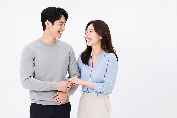 JPG 편집이미지 부부 옷 여자 남자 행복 스튜디오 함께함 표정 대화 사랑 웃음 의료성형뷰티 편집실사 AI인물포토 AI콘텐츠 커플 감정 컨셉 말하기 사람 CG 파일형식 AI포토 관계 모션