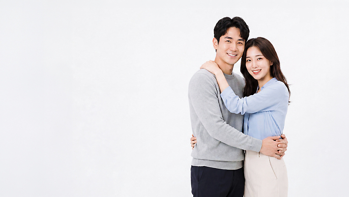 JPG 편집이미지 부부 커플 여자 남자 행복 포즈 포옹 표정 밝음 사랑 서기 웃음 두명 의료성형뷰티 편집실사 AI인물포토 AI콘텐츠 감정 관계 안기 모션 사람 CG 파일형식 AI포토