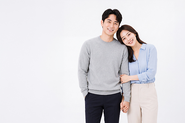 JPG 편집이미지 부부 응시 여자 남자 행복 사랑 서기 웃음 기댐 스웨터 블라우스 의료성형뷰티 편집실사 AI인물포토 AI콘텐츠 커플 시선 감정 상의 모션 표정 사람 CG 파일형식 AI포토 옷 관계