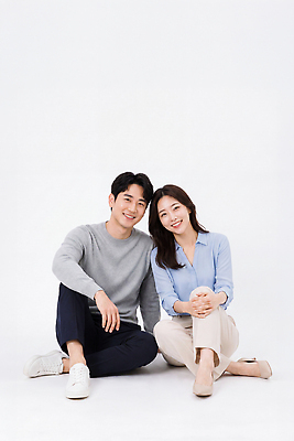 JPG 편집이미지 부부 옷 여자 남자 행복 포즈 스튜디오 함께함 사랑 웃음 앉기 편안함 의료성형뷰티 편집실사 AI인물포토 AI콘텐츠 커플 감정 컨셉 모션 표정 사람 감각 CG 파일형식 AI포토 관계