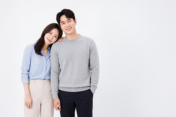 JPG 편집이미지 부부 여자 남자 행복 사랑 서기 웃음 기댐 소통 의료성형뷰티 편집실사 AI인물포토 AI콘텐츠 커플 감정 컨셉 모션 표정 사람 CG 파일형식 AI포토 관계