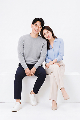 JPG 편집이미지 부부 커플 옷 여자 패션 남자 행복 사랑 미소 앉기 소통 나란히 의료성형뷰티 편집실사 AI인물포토 AI콘텐츠 감정 컨셉 관계 모션 표정 사람 CG 파일형식 AI포토