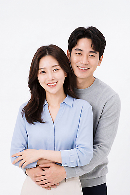 JPG 편집이미지 부부 커플 여자 남자 행복 포즈 스튜디오 사랑 웃음 백허그 의료성형뷰티 편집실사 AI인물포토 AI콘텐츠 감정 관계 포옹 표정 사람 CG 파일형식 AI포토 안기 모션
