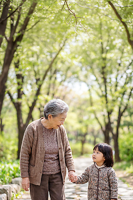 JPG 나무 편집이미지 공원 여자 노년 행복 길 할머니 가족 자연 손녀 이야기 웃음 산책 소통 의료성형뷰티 편집실사 AI인물포토 AI콘텐츠 식물 공공시설 감정 컨셉 관계 휴식 표정 사람 성인 손주 CG 생태계 파일형식 AI포토 시설